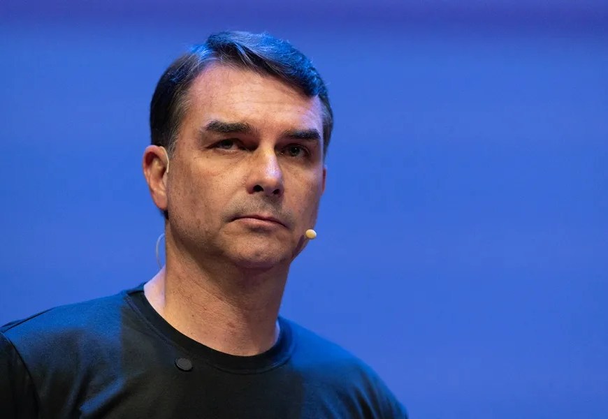 El candidato a la Presidencia de Brasil, Flávio Bolsonaro, habla en la presentación del plan 'Brasil sin Miedo', este 18 de junio de 2027, en Sao Paulo (Brasil). EFE/ Isaac Fontana