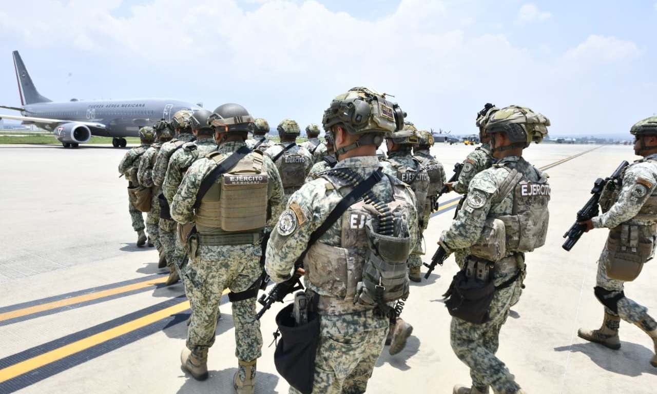 Militares abordan avión