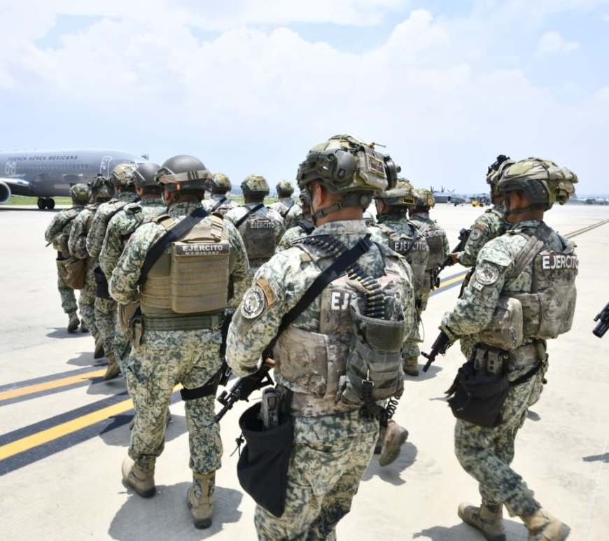 Militares abordan avión