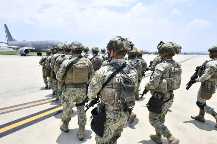Militares abordan avión 