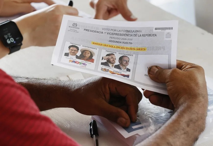 Un jurado de votación entrega un tarjetón electoral, durante la segunda vuelta de las elecciones presidenciales que elegirá s quien gobernará a Colombia en el periodo 2026-2030, en Barranquilla (Colombia). EFE/ Mauricio Dueñas Castañeda