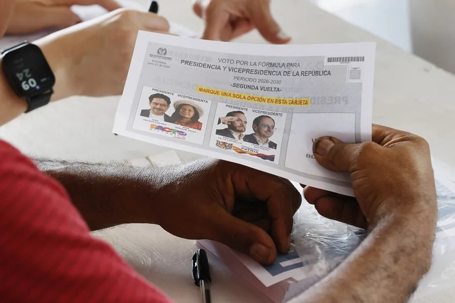 Un jurado de votación entrega un tarjetón electoral, durante la segunda vuelta de las elecciones presidenciales que elegirá s quien gobernará a Colombia en el periodo 2026-2030, en Barranquilla (Colombia). EFE/ Mauricio Dueñas Castañeda