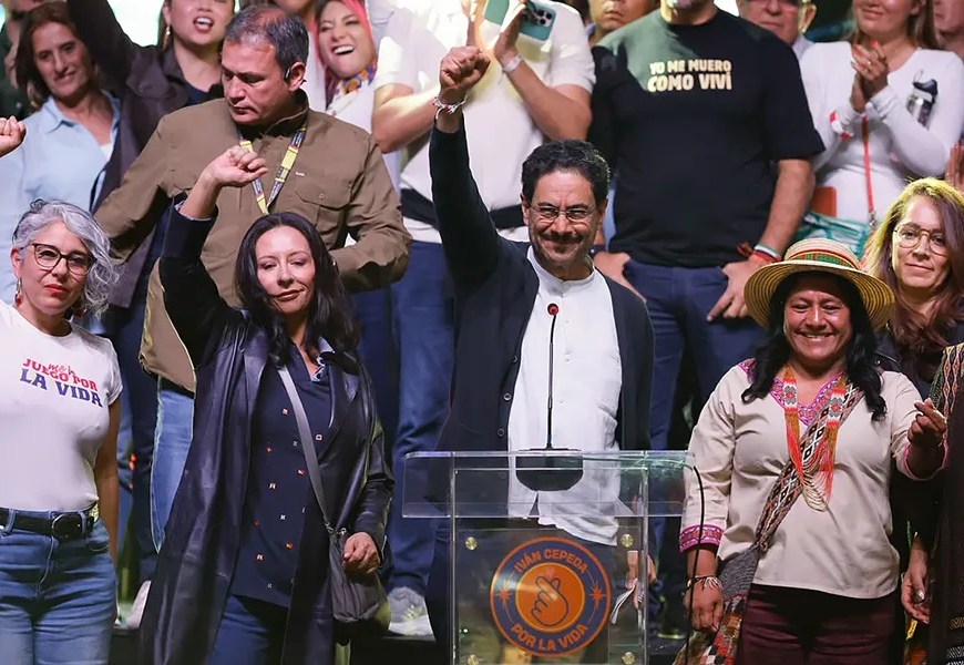 El candidato a la Presidencia de Colombia el izquierdista Iván Cepeda (c) saluda a simpatizantes este domingo, luego de conocer el conteo preliminar que le da una ventaja al ultraderechista Abelardo de la Espriella en la segunda vuelta, en Bogotá (Colombia). EFE/ Carlos Ortega