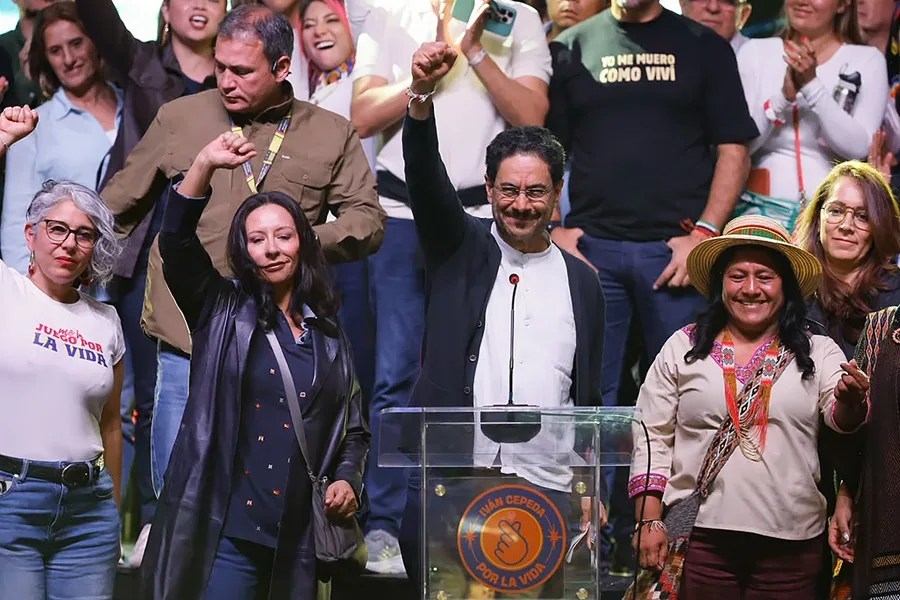El candidato a la Presidencia de Colombia el izquierdista Iván Cepeda (c) saluda a simpatizantes este domingo, luego de conocer el conteo preliminar que le da una ventaja al ultraderechista Abelardo de la Espriella en la segunda vuelta, en Bogotá (Colombia). EFE/ Carlos Ortega
