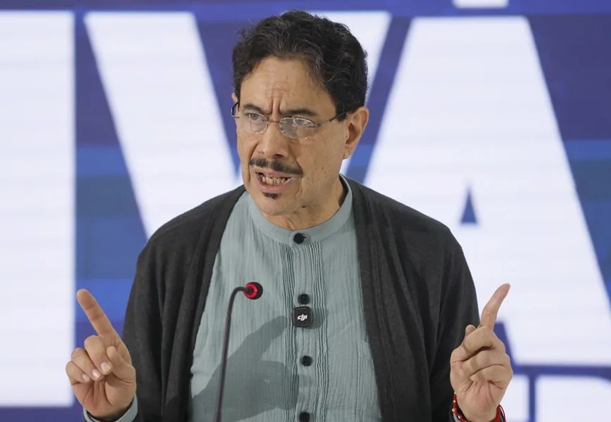 El izquierdista Iván Cepeda habla en una rueda de prensa este lunes, en Bogotá (Colombia). EFE/Carlos Ortega