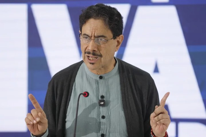 El izquierdista Iván Cepeda habla en una rueda de prensa este lunes, en Bogotá (Colombia). EFE/Carlos Ortega