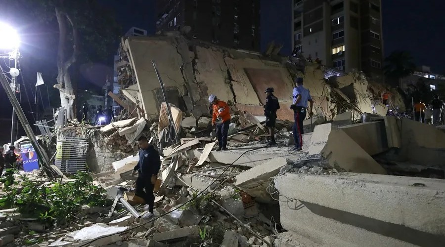 Integrantes de cuerpos de emergencia buscan víctimas este miércoles en una edificación colapsada, en Caracas (Venezuela). EFE/ Ronald Peña R.