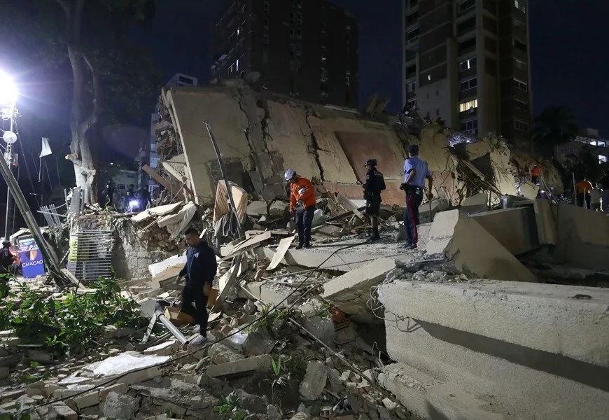 Integrantes de cuerpos de emergencia buscan víctimas este miércoles en una edificación colapsada, en Caracas (Venezuela). EFE/ Ronald Peña R.