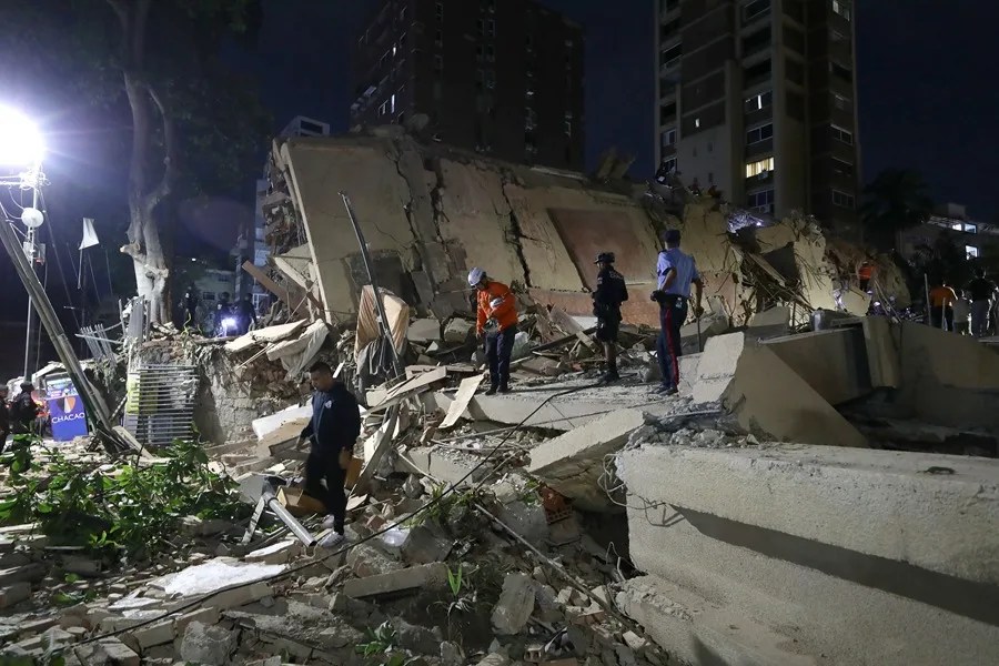 Integrantes de cuerpos de emergencia buscan víctimas este miércoles en una edificación colapsada, en Caracas (Venezuela). EFE/ Ronald Peña R.