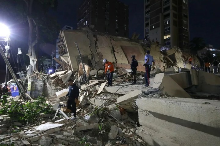 Integrantes de cuerpos de emergencia buscan víctimas este miércoles en una edificación colapsada, en Caracas (Venezuela). EFE/ Ronald Peña R.
