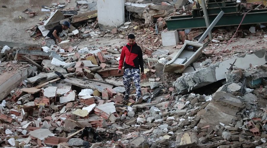 Un residente camina entre los escombros de edificios derrumbados por los terremotos, en la localidad de Catia La Mar, en el estado costero de La Guaira (Venezuela), este jueves. EFE/ Ronald Pena R.