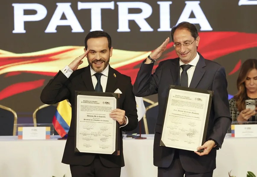 El ultraderechista Abelardo de la Espriella (i) reacciona este jueves, junto a su fórmula vicepresidencial, José Manuel Restrepo, durante la entrega por parte del Consejo Nacional Electoral (CNE) de su credencial como presidente electo de Colombia, en Bogotá (Colombia). EFE/ Mauricio Dueñas Castañeda