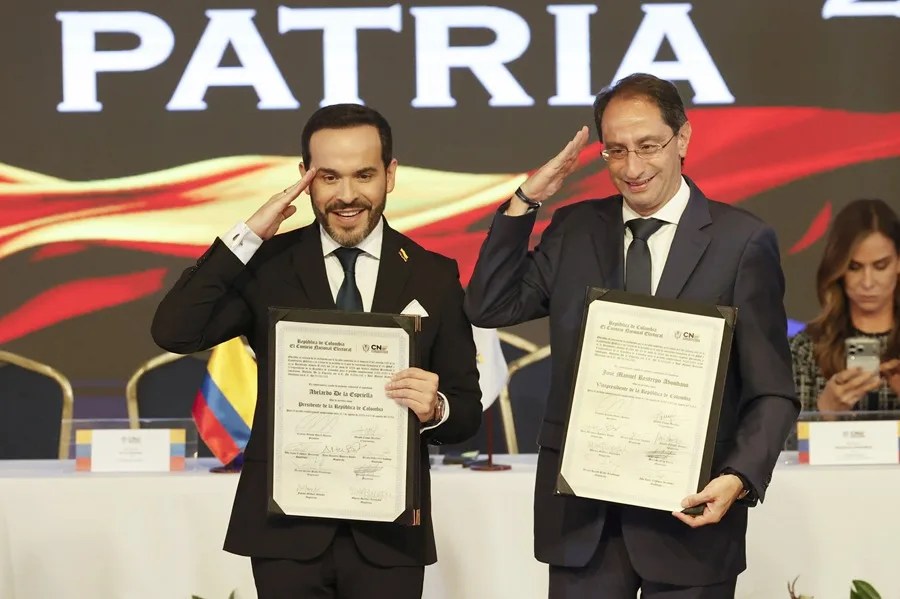 El ultraderechista Abelardo de la Espriella (i) reacciona este jueves, junto a su fórmula vicepresidencial, José Manuel Restrepo, durante la entrega por parte del Consejo Nacional Electoral (CNE) de su credencial como presidente electo de Colombia, en Bogotá (Colombia). EFE/ Mauricio Dueñas Castañeda