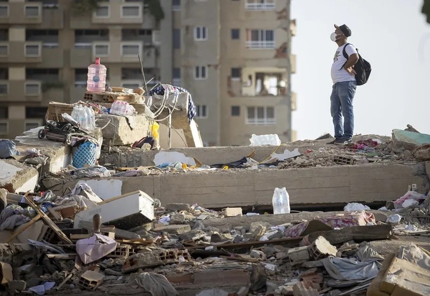 Detalle de un edificio derruido en Catia la Mar, Venezuela, mientras continúa la búsqueda entre los escombros de los edificios. EFE/ Ronald Peña R
