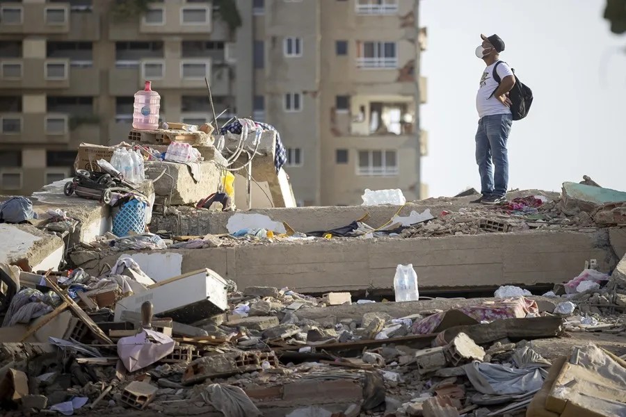 Detalle de un edificio derruido en Catia la Mar, Venezuela, mientras continúa la búsqueda entre los escombros de los edificios. EFE/ Ronald Peña R