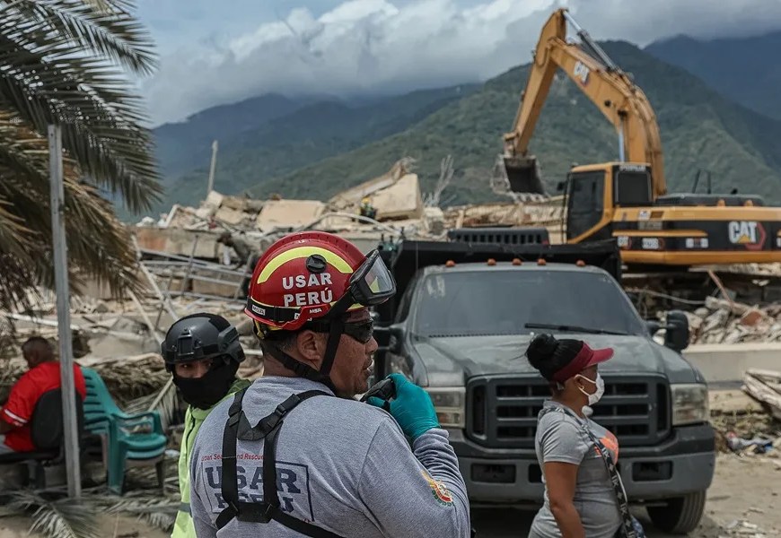 Un integrante del Búsqueda y Rescate Urbano de Perú trabaja en operaciones de rescate en una zona afectada por los terremotos, en La Guaira (Venezuela). EFE/ Henry Chirinos
