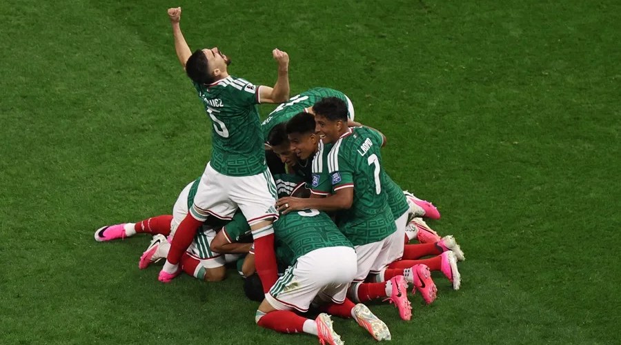 Jugadores de México celebran un gol de Raúl Jiménez este martes frente a Ecuador, en Ciudad de México (México). EFE/ Isaac Esquivel