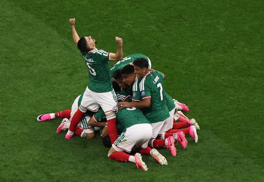 Jugadores de México celebran un gol de Raúl Jiménez este martes frente a Ecuador, en Ciudad de México (México). EFE/ Isaac Esquivel