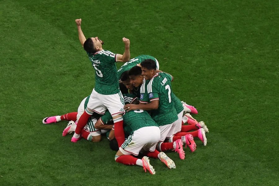 Jugadores de México celebran un gol de Raúl Jiménez este martes frente a Ecuador, en Ciudad de México (México). EFE/ Isaac Esquivel
