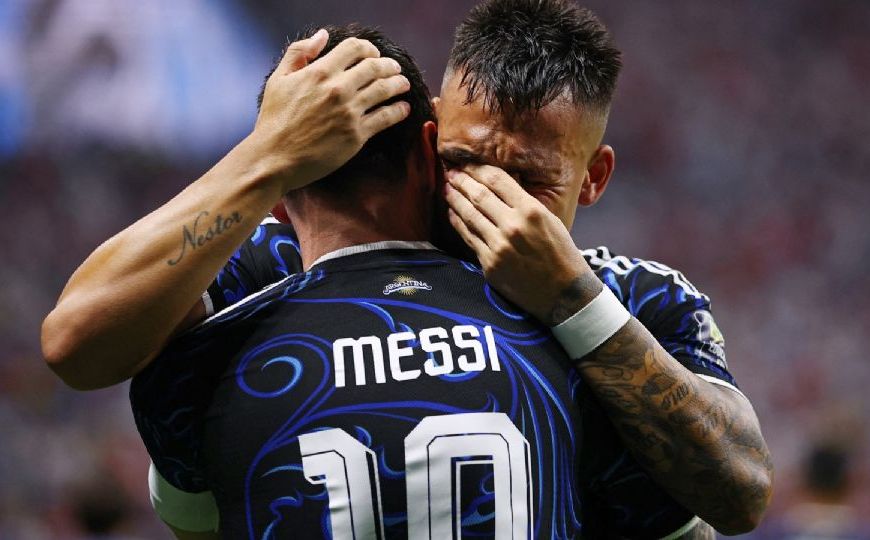 Lautaro llora en los brazos de Messi | Reuters