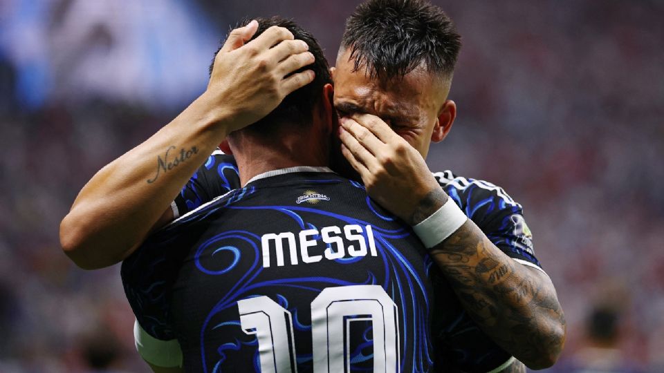 Lautaro llora en los brazos de Messi | Reuters