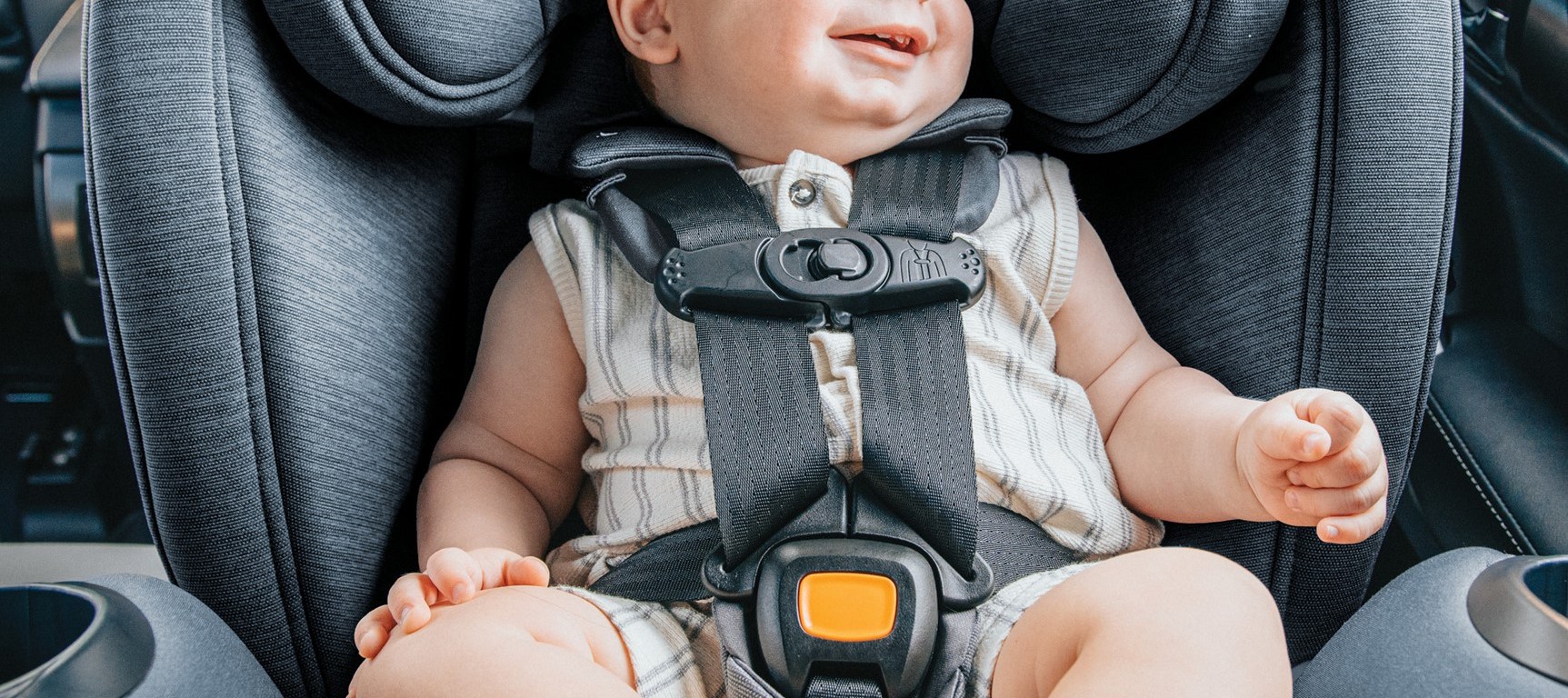Bebé en asiento en vehículo