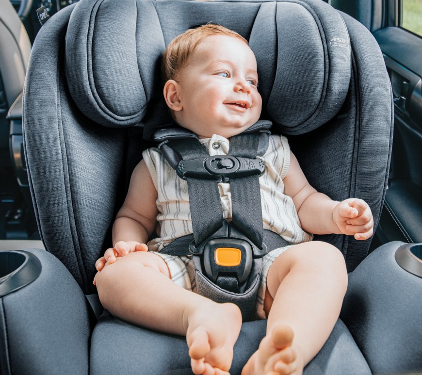Bebé en asiento en vehículo