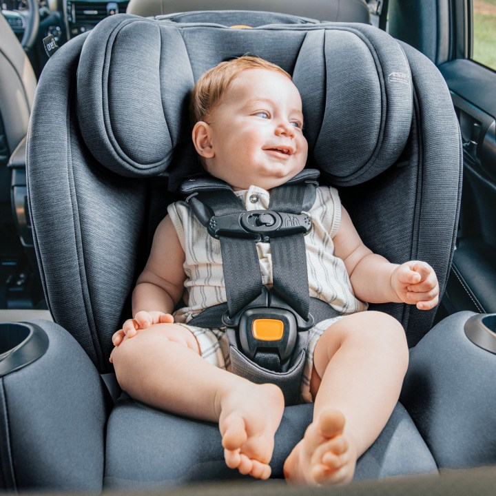 Bebé en asiento en vehículo