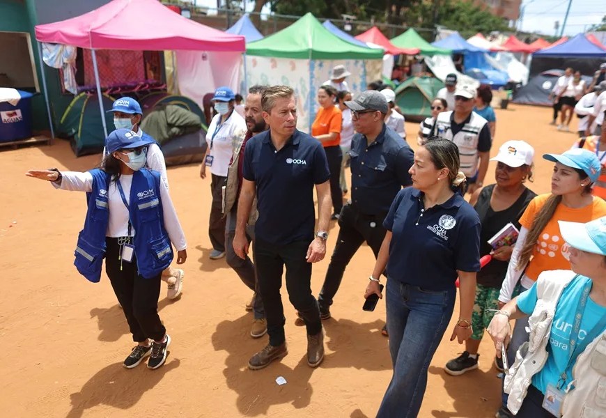 El jefe humanitario de la ONU, Tom Fletcher (c-i), realiza un recorrido por un campamento humanitario, este 8 de julio de 2026, en Catia La Mar, La Guaira (Venezuela). EFE/ Miguel Gutiérrez