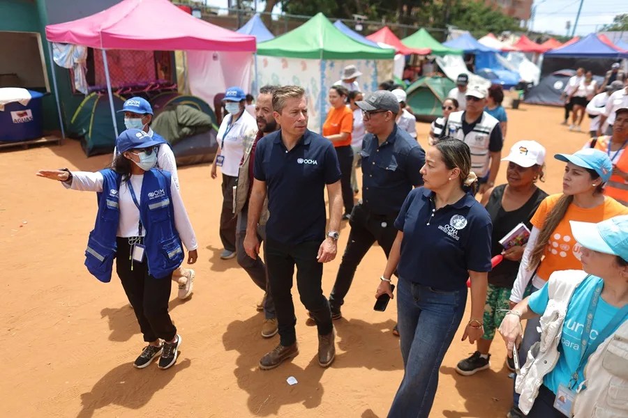 El jefe humanitario de la ONU, Tom Fletcher (c-i), realiza un recorrido por un campamento humanitario, este 8 de julio de 2026, en Catia La Mar, La Guaira (Venezuela). EFE/ Miguel Gutiérrez