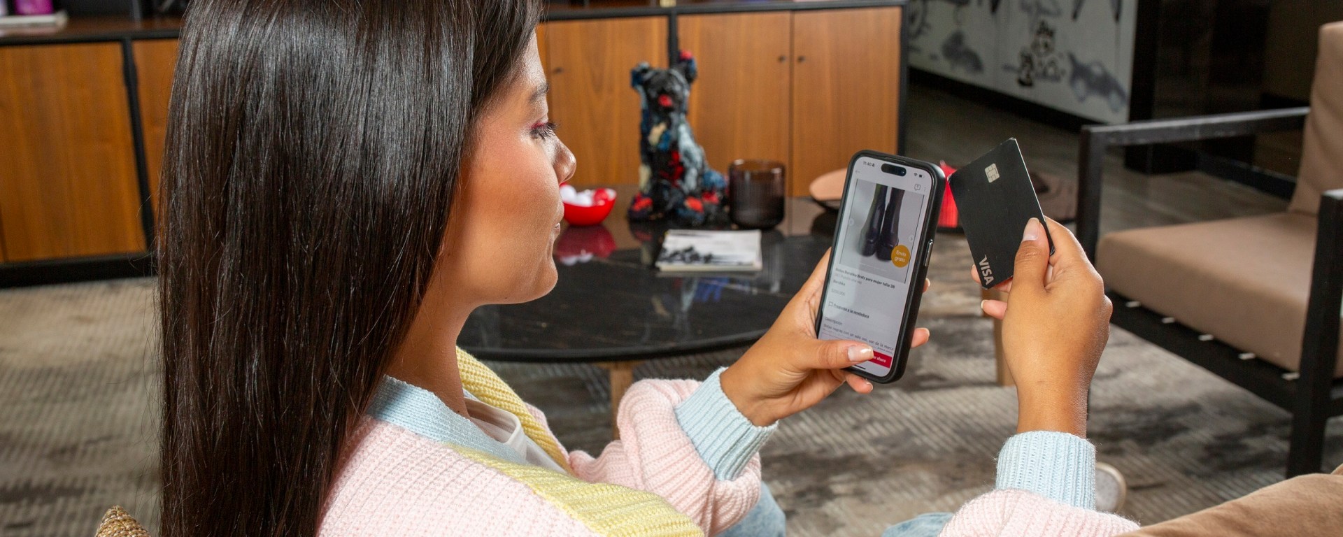 Mujer con celular en sala