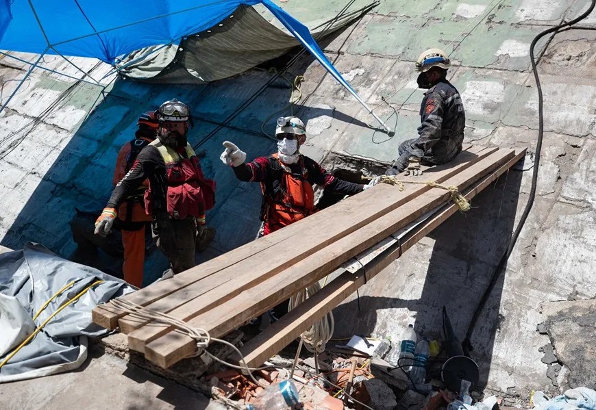 Rescatistas realizando labores de búsqueda en un edificio afectado por los terremotos, este miércoles, en La Guaira (Venezuela). EFE/ Ronald Peña R