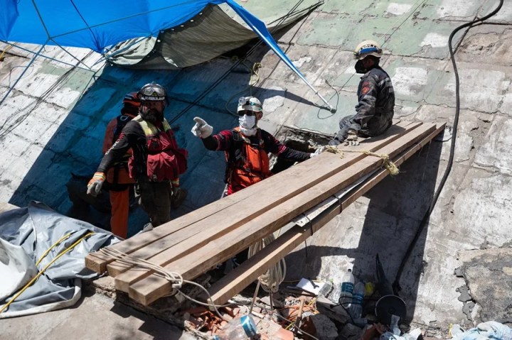 Rescatistas realizando labores de búsqueda en un edificio afectado por los terremotos, este miércoles, en La Guaira (Venezuela). EFE/ Ronald Peña R
