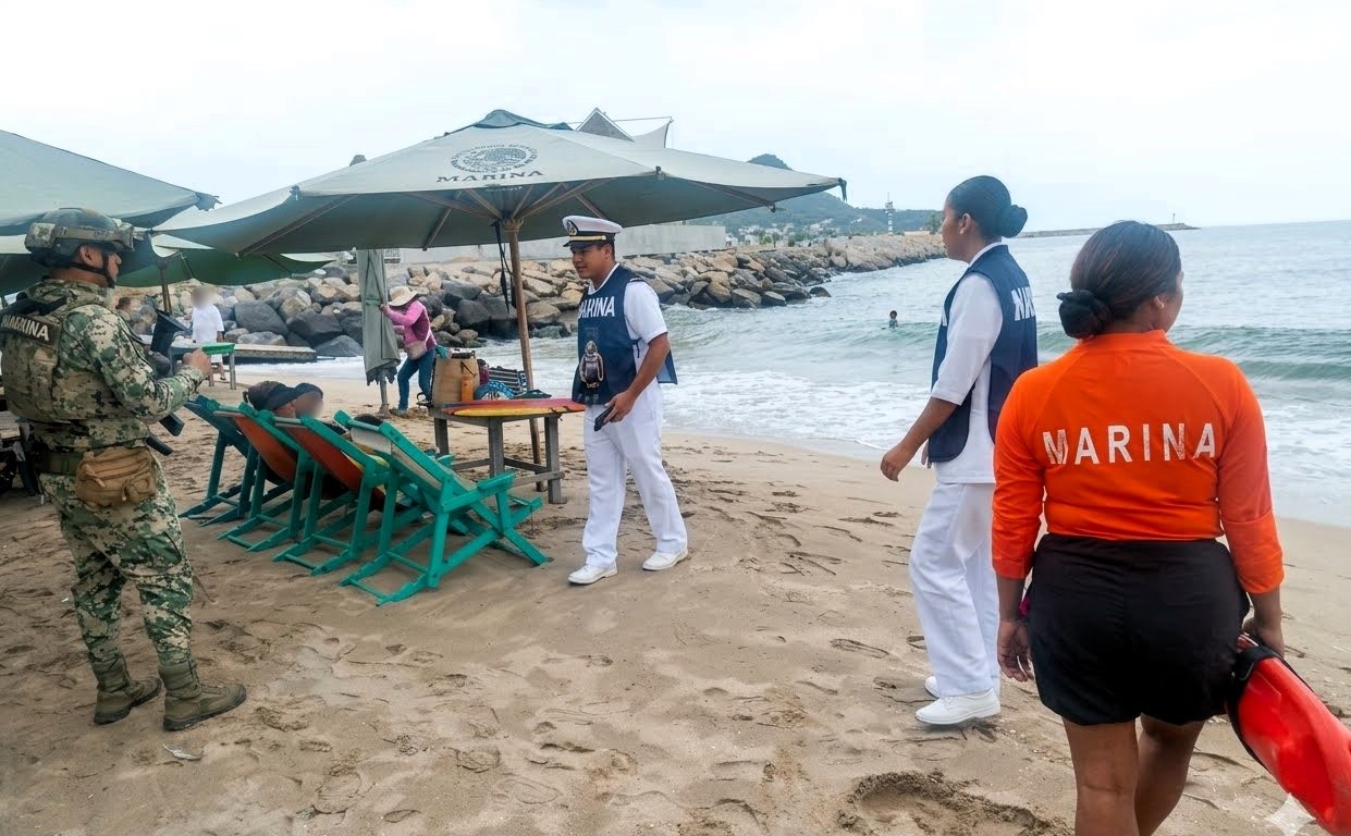 Efectivos de la Semar en playa