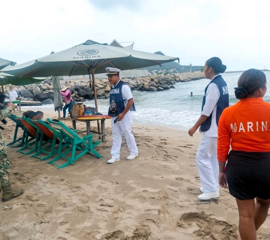Efectivos de la Semar en playa