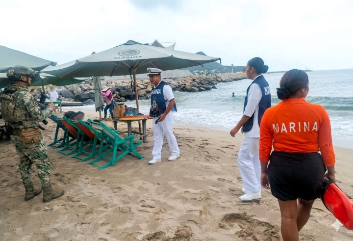 Efectivos de la Semar en playa