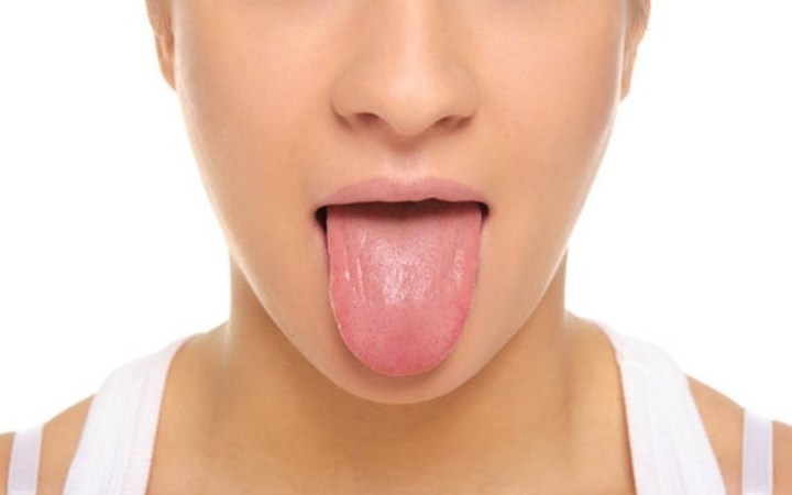 Persona muestra la lengua