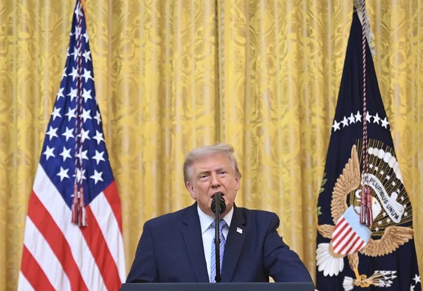 El presidente de Estados Unidos, Donald Trump, se dirige a la nación desde el Salón Este de la Casa Blanca, en Washington (EE.UU.). EFE/EPA/Saul Loeb