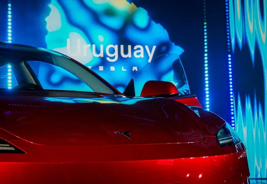 Fotografía que muestra un Tesla Model 3 durante la presentación de la marca este viernes, en Montevideo (Uruguay). EFE/ Hernán Ogállar