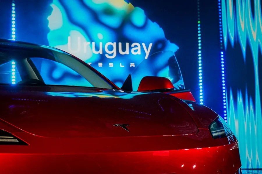 Fotografía que muestra un Tesla Model 3 durante la presentación de la marca este viernes, en Montevideo (Uruguay). EFE/ Hernán Ogállar