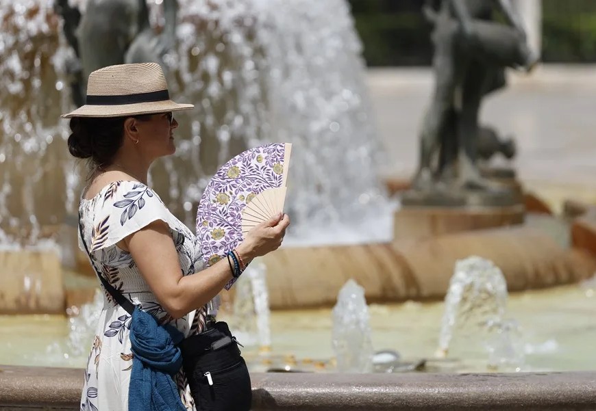 Una mujer se refresca con un abanico este viernes en Valencia. EFE/ Ana Escobar