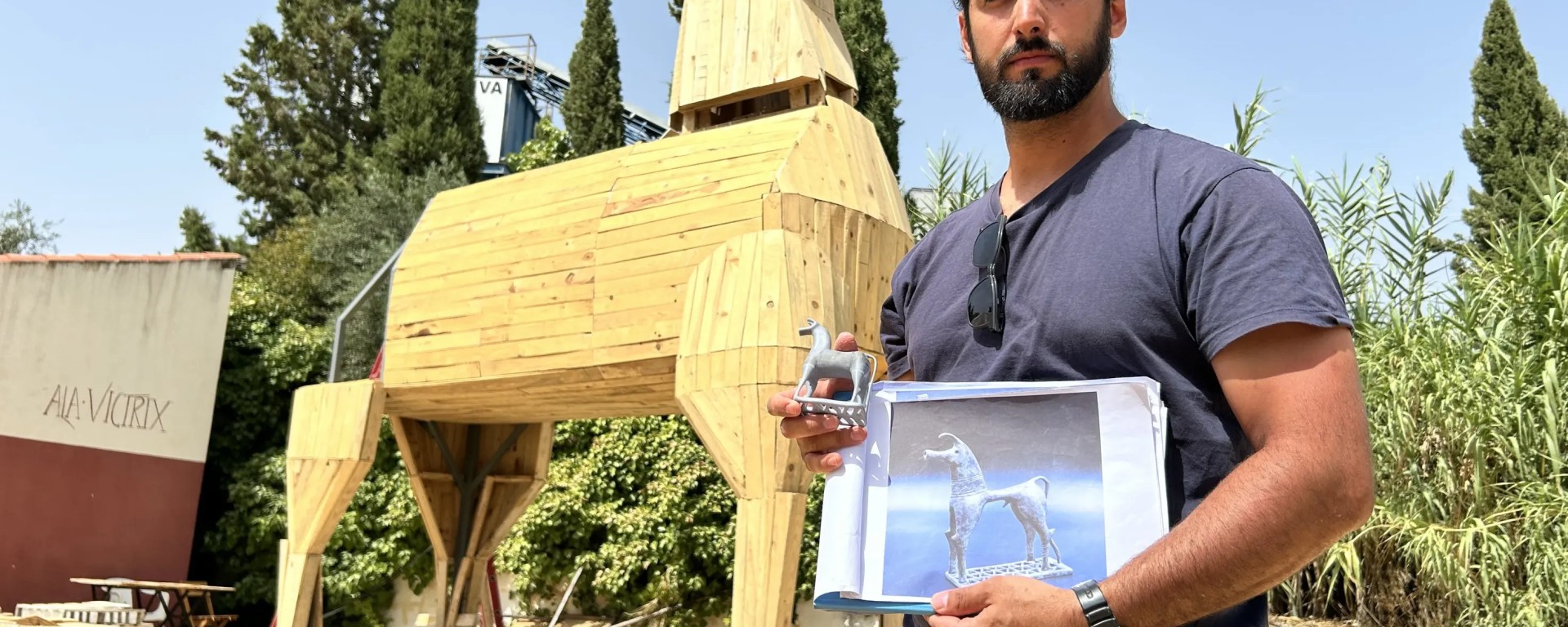 Ramón Rico, creador del diseño original del Caballo de Troya que se construye en Gilena (Sevilla) posa con la maqueta inicial ante el proyecto que se ha logrado, de seis metros de altura. EFE/Fermín Cabanillas