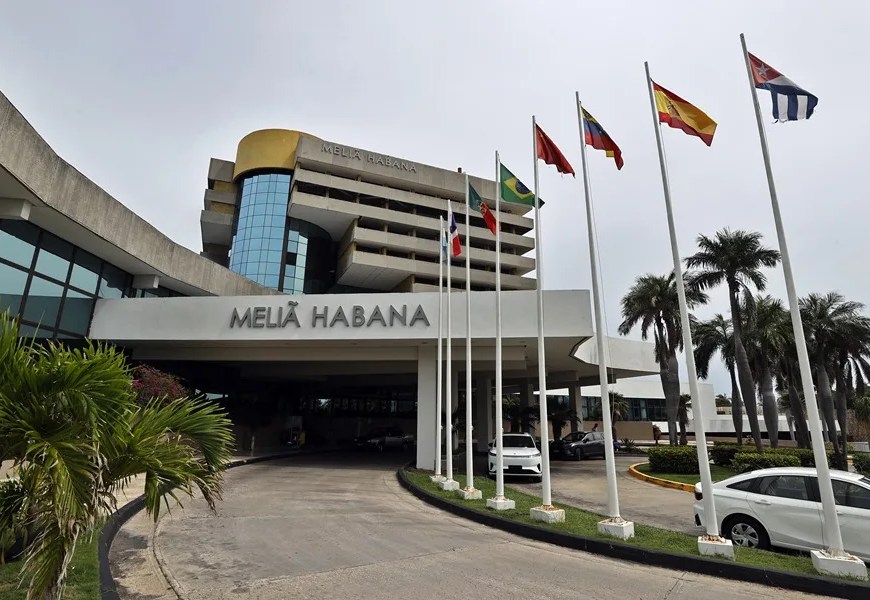 Fachada de un edificio de la cadena hotelera española Meliá en La Habana (Cuba). EFE/ Ernesto Mastrascusa