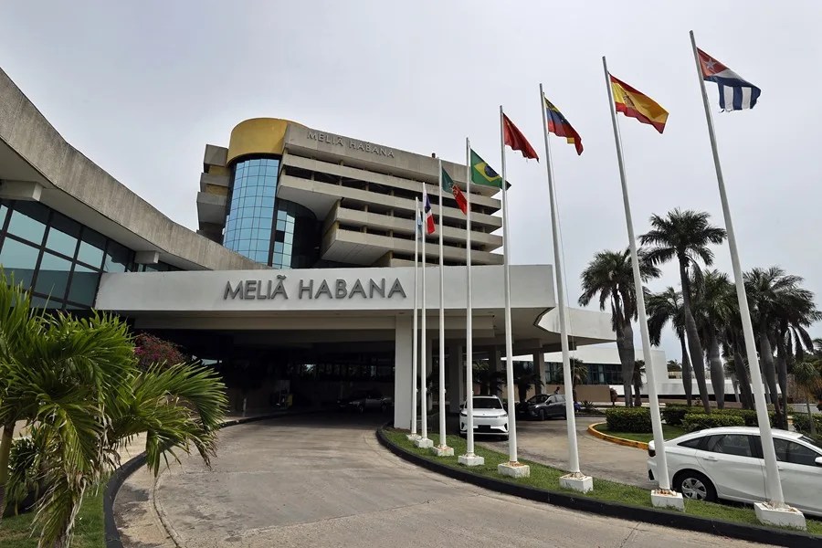 Fachada de un edificio de la cadena hotelera española Meliá en La Habana (Cuba). EFE/ Ernesto Mastrascusa