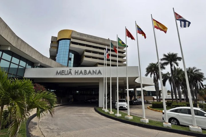 Fachada de un edificio de la cadena hotelera española Meliá en La Habana (Cuba). EFE/ Ernesto Mastrascusa
