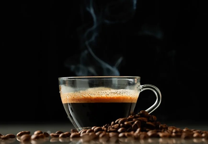 Fotografía de archivo de una taza con granos de café. EFE/ Carlos Ortega