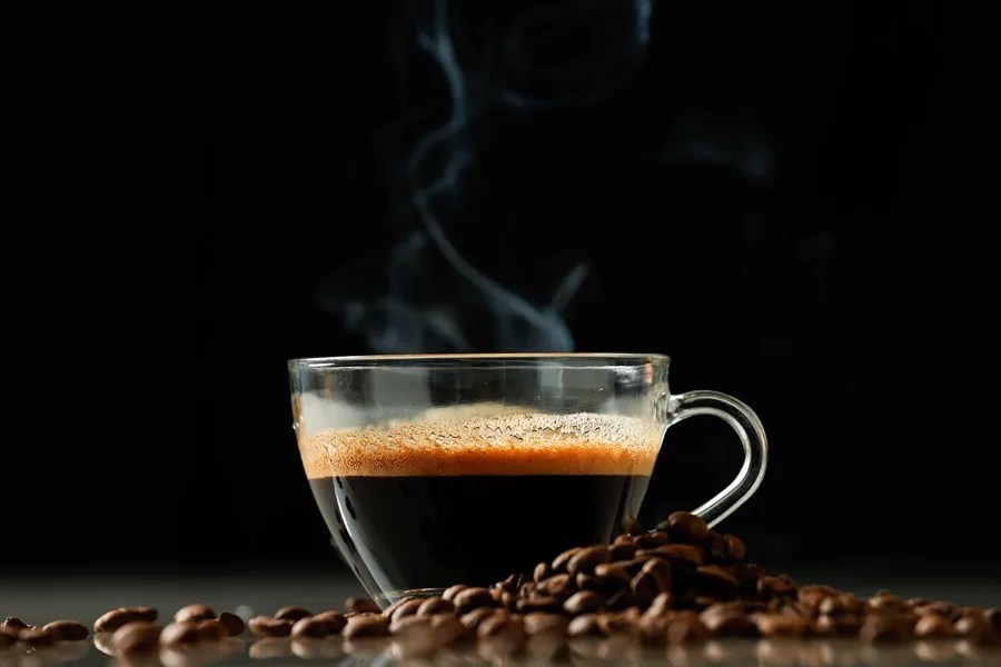 Fotografía de archivo de una taza con granos de café. EFE/ Carlos Ortega