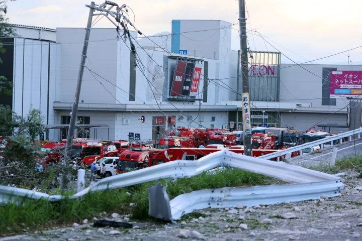 Vista del edificio del centro comercial Aeon Mall Kumamoto, gravemente dañado, en Kashima (prefectura de Kumamoto, suroeste de Japón). EFE/ EPA/ Jiji Press
