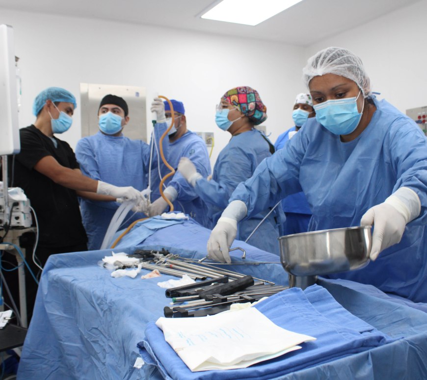 Medicos en Quirofano