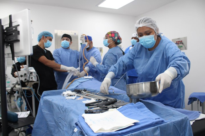 Medicos en Quirofano